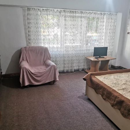 Garsoniera Apartment Крайова Екстериор снимка