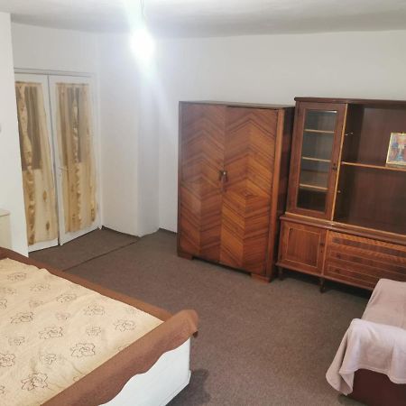 Garsoniera Apartment Крайова Екстериор снимка