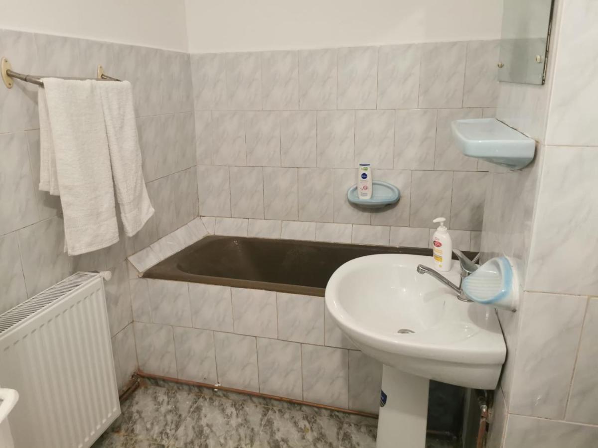 Garsoniera Apartment Крайова Екстериор снимка