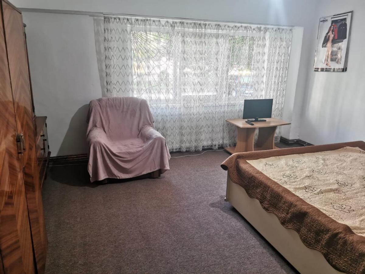 Garsoniera Apartment Крайова Екстериор снимка