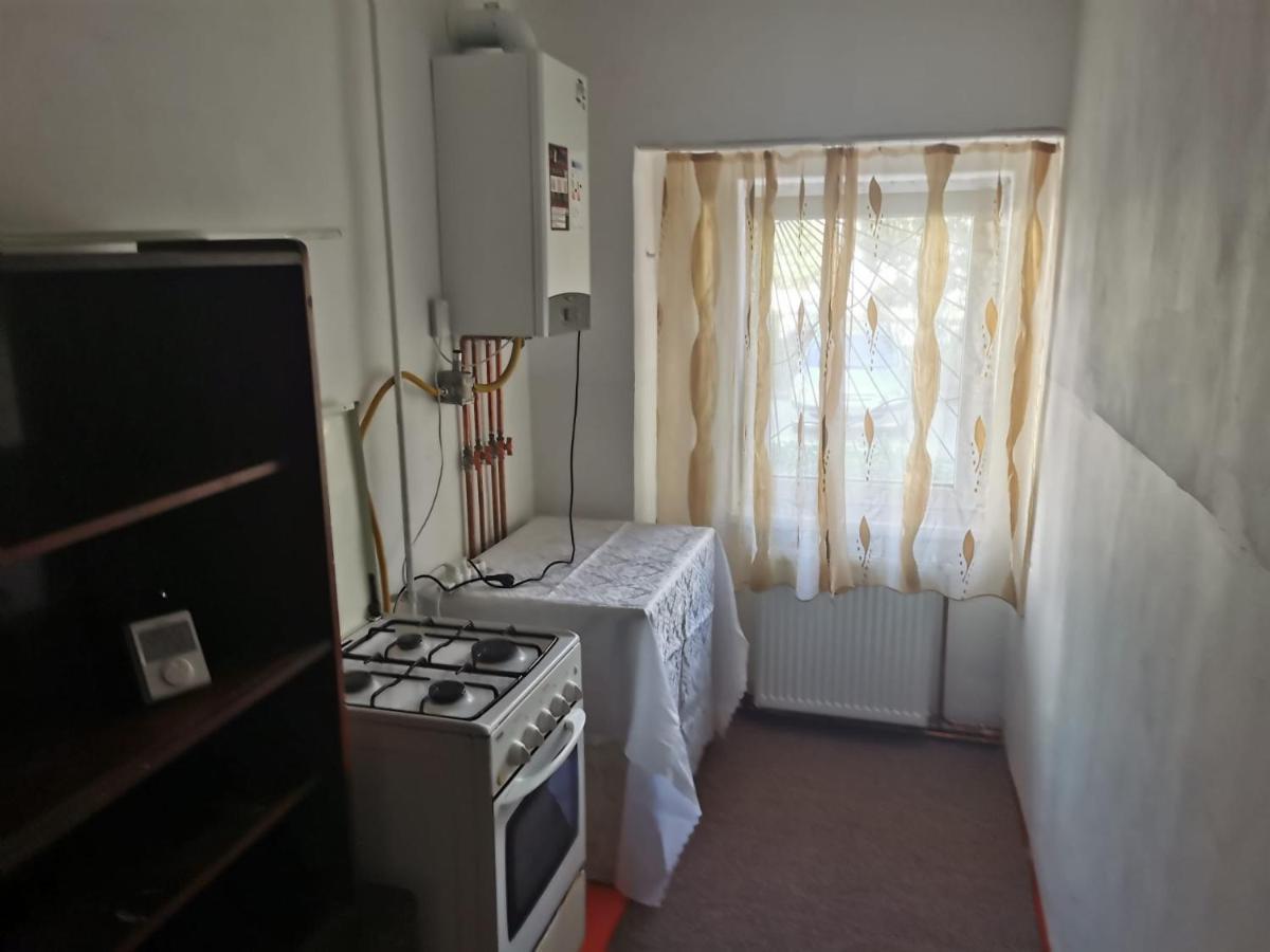 Garsoniera Apartment Крайова Екстериор снимка