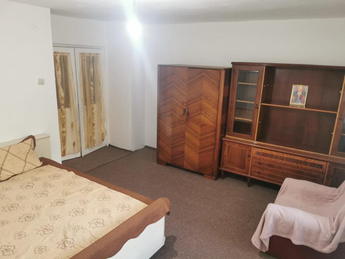Garsoniera Apartment Крайова Екстериор снимка